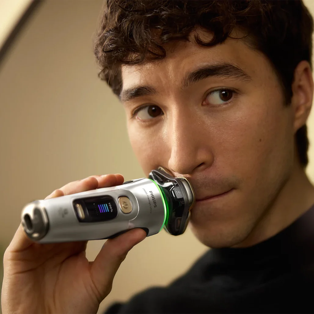Philips i9000 Prestige Ultra Wet and Dry Electric Shaver with SkinIQ Pro - XP9404/31 - Image 7