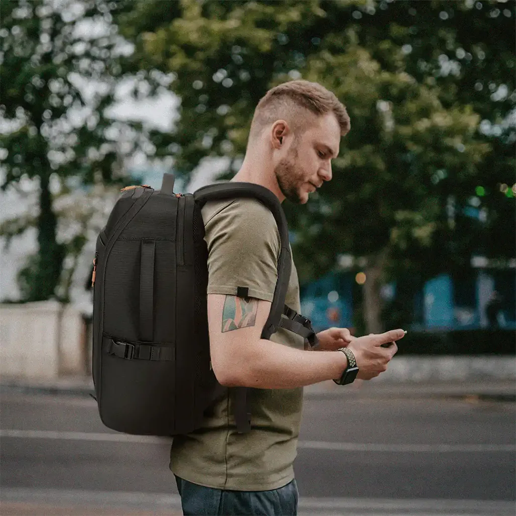 Porodo Gaming PS5 Storage & Laptop Backpack – Water-Resistant Travel Bag with Type-C PD 40W Charging Port - Image 5