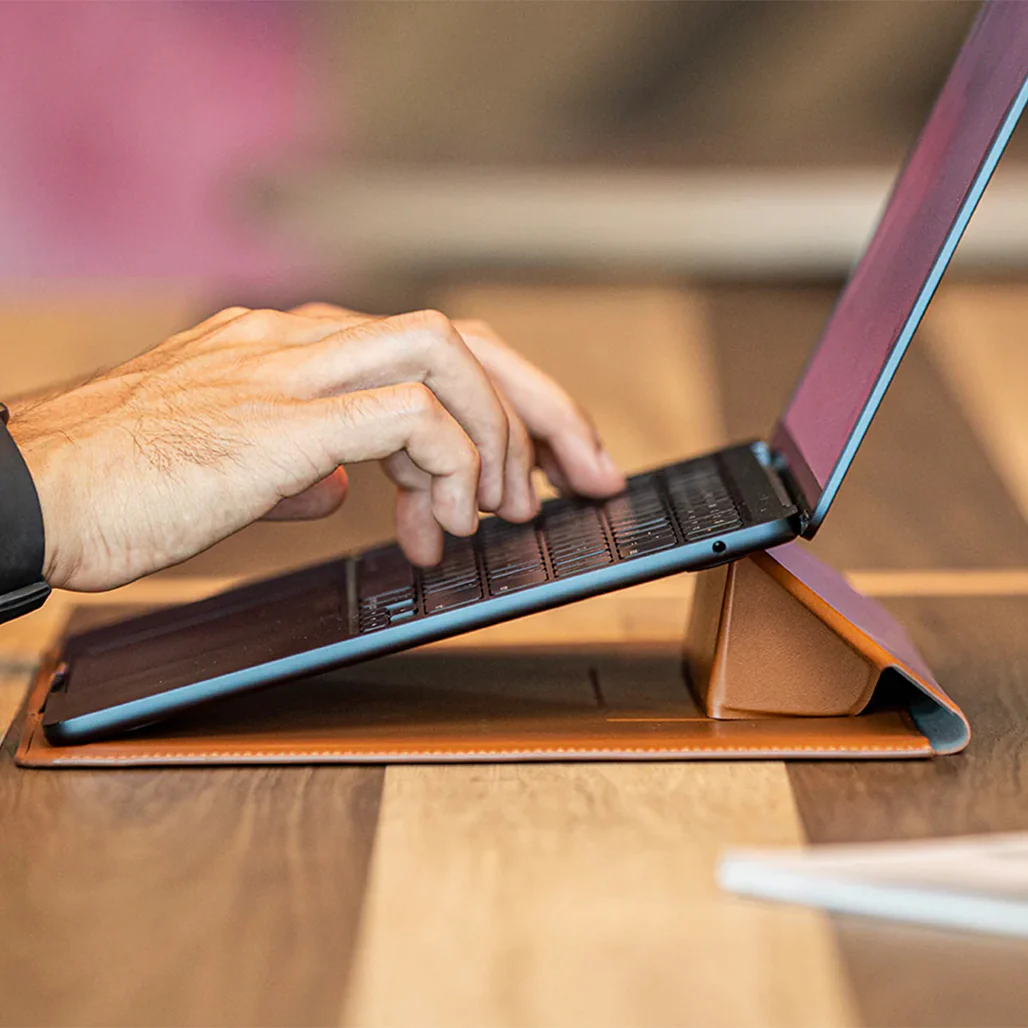 Uniq Oslo 2-in-1 16" Laptop Sleeve with Foldable Smart Stand - Image 7